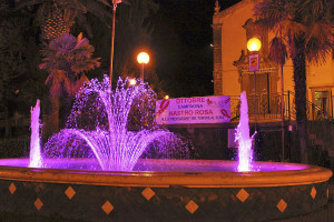 La fontana del Giardino Martoglio di Belpasso, illuminata di rosa