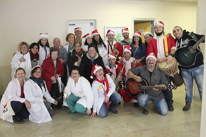 Foto di gruppo per i volontari LILT e la band dei Leakers