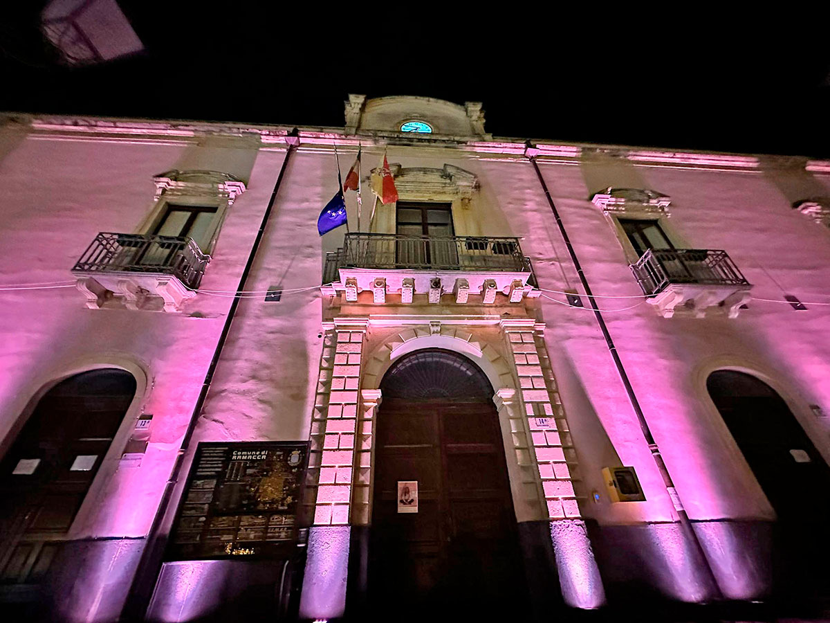 Ramacca, il Palazzo Municipale illuminato di rosa